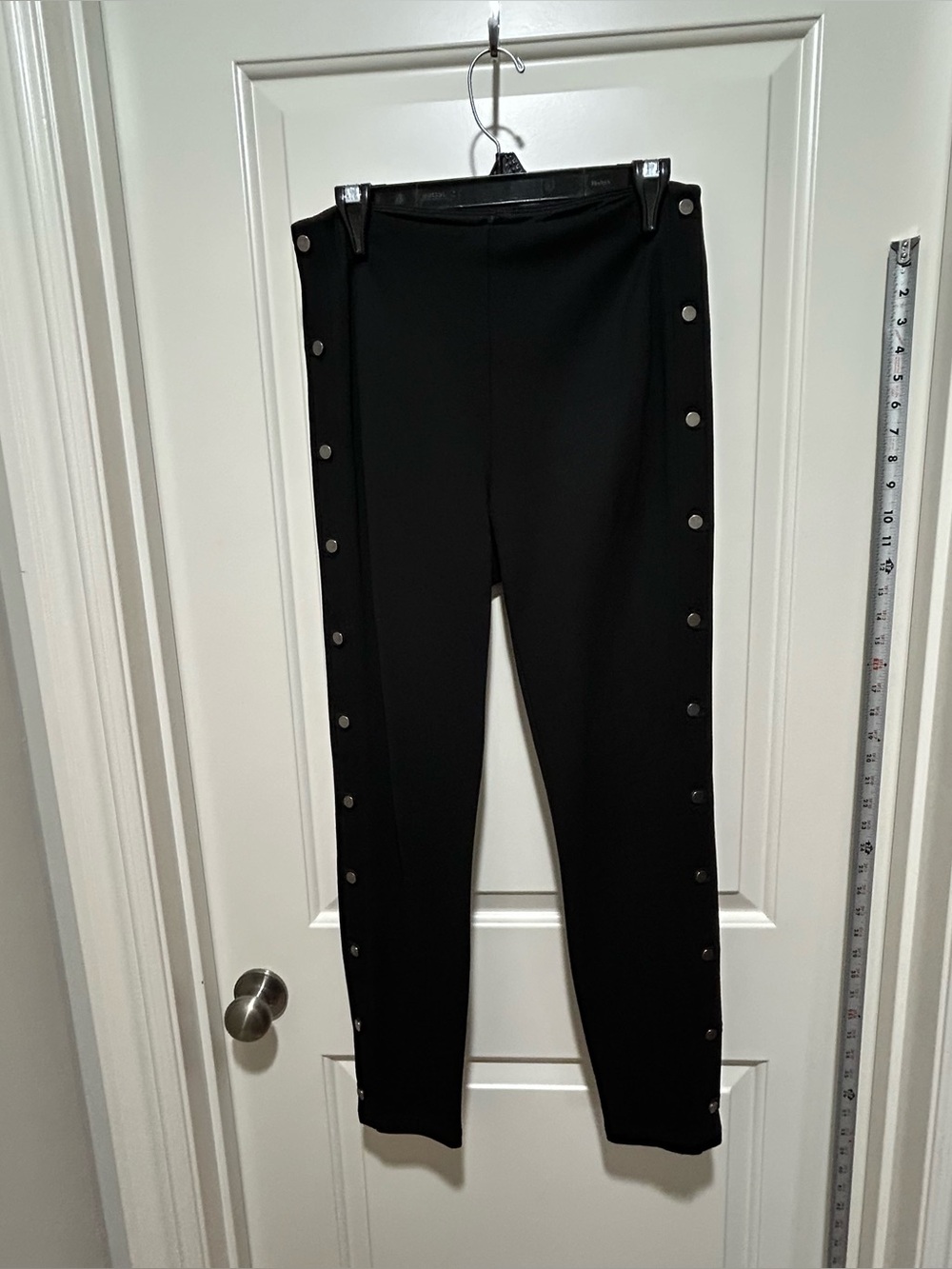 Lysse women’s size M pull on Black Button Side slim stretchy leg pants. Like new